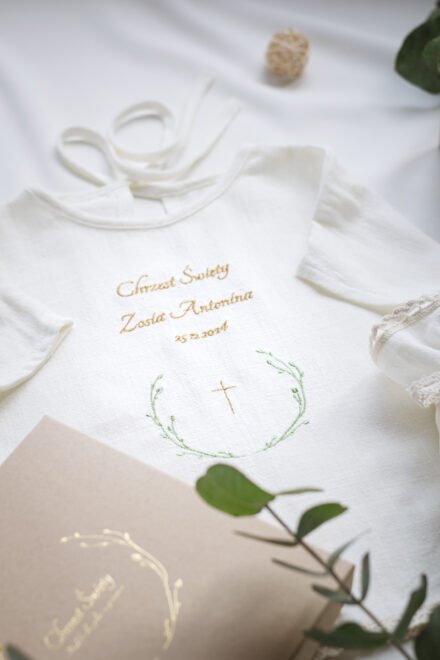 szatka do chrztu handmade z imieniem i datą z haftem lilen