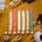 haftowane lniane zawieszki, łańcuszki , klipsy do smoczków handmade lilen