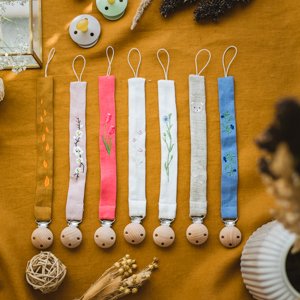 haftowane lniane zawieszki, łańcuszki , klipsy do smoczków handmade lilen