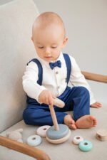 elegancki komplet do chrztu dla chłopca z granatowej wełny merino z muszką i spodniami na szelkach lilen