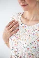 wygodna sukienka z falbanami na wakacje w kwiatuszki z muślinu lilen