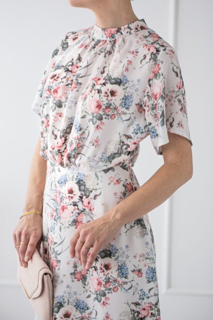 elegancka sukienka damska w kwiaty midi ze stójką i luźną górą