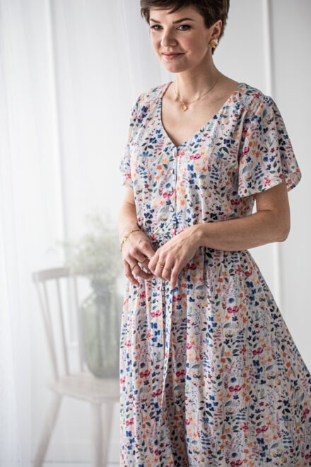 zwiewna sukienka w kwiaty midi do karmienia lilen