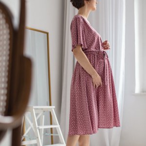 elegancka sukienka ciążowa w grochy na wesele