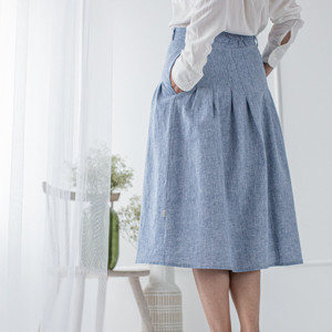 spodnica-z-dopasowanymi-biodrami-midi błękitna bawełniana spódniczka midi lilen