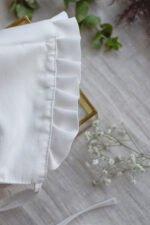 wyjątkowa czapeczka do chrztu śmietankowa z falbanką