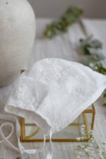 czapka do chrztu dla dziewczynki koronkowa wiązana w stylu retro