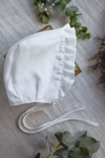 czapeczka do chrztu w formie bonetki lilen