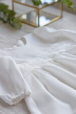 elegancka sukieneczka na chrzest dla dziewczynki długi rękaw śmietankowa