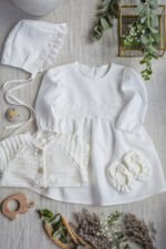 elegancka luksusowa jedwabna sukieneczka na chrzest dla dziewczynki ze sweterkiem, bucikami i czapeczką