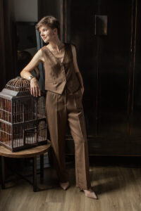 garnitur-damski-ze-spodniami-lilen wełniany garnitur damski brąz czekolada kamizelka garniturowa oraz spodnie garniturowe z wysokim stanem i kieszeniami