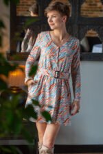 elegancka sukienka z wiskozy długi rękaw do połowy uda, długość mini z paskiem i rozpinanym dekoltem