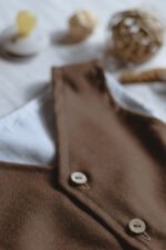 kamizelka niemowlęca na chrzest z wełny merino brązowa lilen