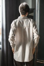 elegancka koszula overizowa w paski orzechowe z długim rękawem