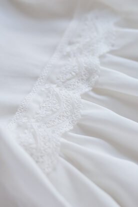 naturalna elegancka sukienka z koronką dla dziewczynki