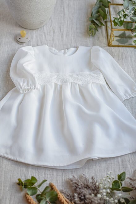 elegancka sukienka na chrzest z koronką lilen