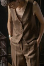 elegancka kamizelka damska wełniana brąz czekolada ze spodniami garniturowymi damskimi z wełny merino 100%