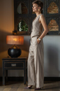 welniany-ganitur-damski-kamizelka-spodnie-garniturowe garnitur damski z wełny merino beżowa jodełka kamizelka wełniana damska i spodnie garniturowe wełniane damskie