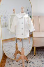 śmietankowy biały płaszczyk do chrztu dla dziewczynki elegancki szyty w polsce lilen