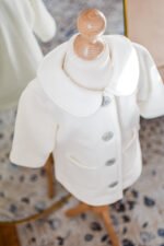 biały elegancki płaszczyk do chrztu dla dziecka lilen