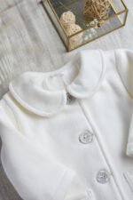 biały elegancki płaszczyk do chrztu dla dziewczynki szyty w polsce z kołnierzykiem bebe