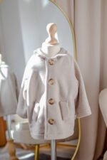 elegancki miękki płaszczyk do chrztu dla chłopca jasno beżowy na guziczki szyty w polsce w jakości premium