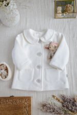 biały polarowy płaszczyk do chrztu dla dziewczynki lilen