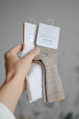 skarpereczki do chrztu dla chłopca beżowe i śmietankowe wełniane z wełny merino