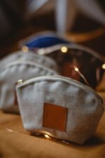 wełniana kosmetyczka damska na szminki i cienie do powiek, beżowa jodełka