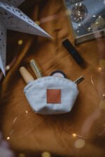 mała kosmetyczka wełniana dla kobiety