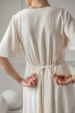 Sukienka Beige Poem - perłowy beż - obrazek 2