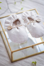 jasne buciki do chrztu dla chłopca