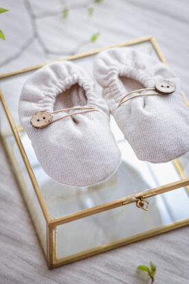 jasne buciki do chrztu dla chłopca