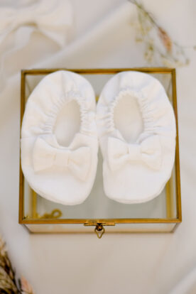 białe buciki niechodki dla dziewczynki z kokardką na chrzest