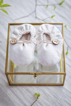 bamboszki do chrztu dla chłopca beżowe