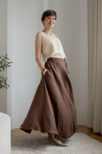 długa spódnica lniana brązowa czekoladowa wiązana z boku elegancka lniany look z topem w kolorze masełkowym na grubych ramiączkach lniana stylizacja
