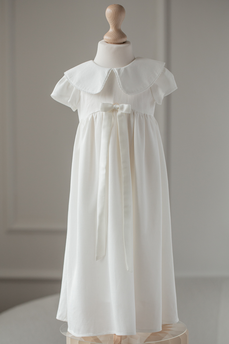 długa sukienka do chrztu z kołnierzykiem i kokardą w angielskim stylu lilen polska marka