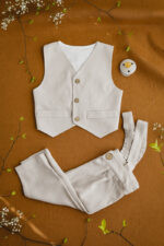 kamizelka niemowlęca do chrztu beżowa i spodnie na chrzest dla chłopca z szelkami
