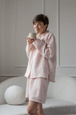 lniana piżama z krótkimi spodenkami premium polska marka w kolorze jasnego różu z haftem