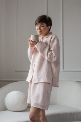 lniana piżama z krótkimi spodenkami premium polska marka w kolorze jasnego różu z haftem