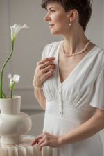 wizytowa sukienka damska z funkcją karmienia jasna śmietankowa elegancka do pereł rozpinany dekolt w stylu vintage retro old money