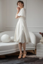 sukienka w stylu old money elegance jasny beż, długość midi dla mamy karmiącej, szyta ze skosu