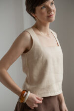 lniany top damski w kolorze piaskowym masełkowym na grubych ramiączkach i dekoltem caro polska marka lniana