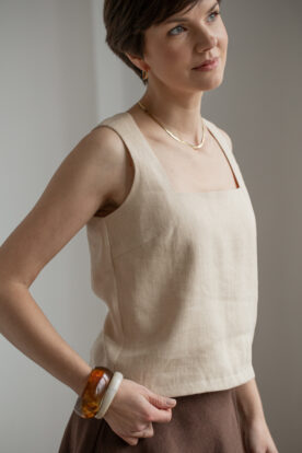 lniany top damski w kolorze piaskowym masełkowym na grubych ramiączkach i dekoltem caro polska marka lniana