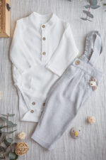 zestaw do chrztu dla chłopca jasno szary lniany ze stójką koszulobody oraz spodniami z szelkami