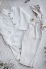 ubranko do chrztu dla chłopca koszulobody i spodnie z szelkami dla chłopca