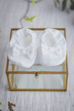 buciki bamboszki niechodki dla dziewczynki śmietankowe z kokardkami do chrztu