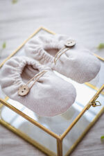 buciki do chrztu dla chłopca beżowe jasne