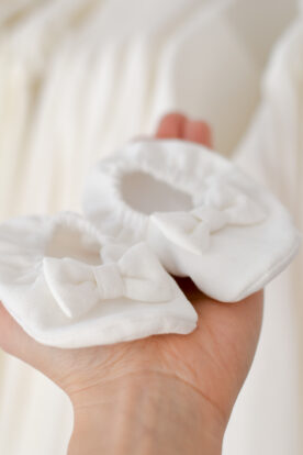 buciki do chrztu dla dziewczynki z kokardkami nie spadające z nóżek lilen