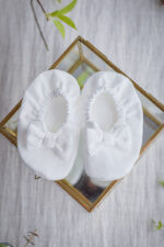 buciki niechodki do chrztu dla dziewczynki eleganckie śmietankowe